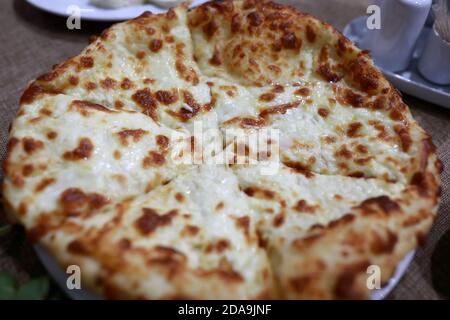 Megreian Khachapuri auf dem Teller im georgischen Restaurant Stockfoto