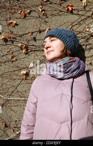 Portrait der Frau auf wilden Traubenbetonwand Hintergrund Stockfoto