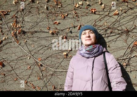 Porträt der Frau auf Betonwand Hintergrund Stockfoto