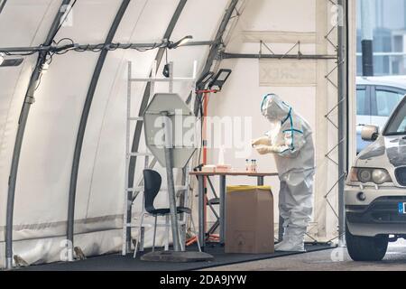 Mobile Teststation Zelt, Hotspot für Abstrichtests während Coronavirus oder COVID19 Ausbruch mit Sanitäter und Auto Stockfoto