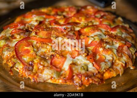 Köstliche hausgemachte Pizza, Seitenansicht, Nahaufnahme Stockfoto