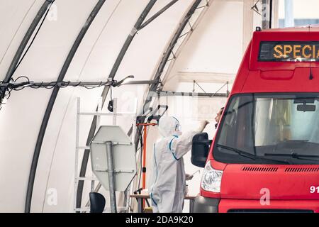 Mobile Teststation Zelt, Hot Spot für Abstrichtest während Coronavirus oder COVID19 Ausbruch mit Sanitäter und Spezialbus Stockfoto