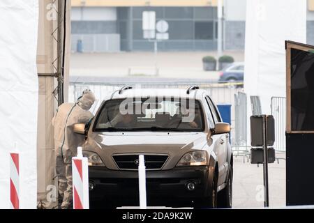 Mobile Teststation Zelt, Hotspot für Abstrichtests während Coronavirus oder COVID19 Ausbruch mit Sanitäter und Auto Stockfoto