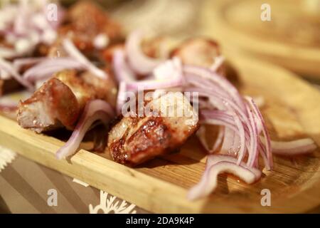 Kebab mit Zwiebeln an Bord im georgischen Restaurant Stockfoto