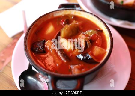 Ajapsandali in Schale auf dem Tisch im georgischen Restaurant Stockfoto