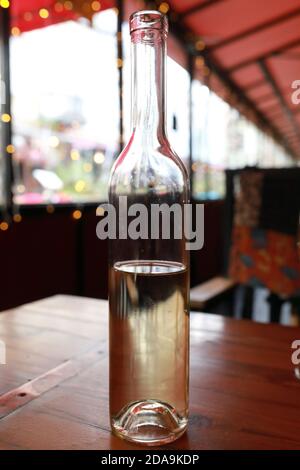 Eine Flasche Weißwein auf dem Tisch im Restaurant Stockfoto