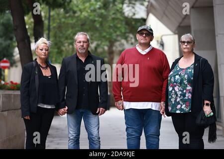 Aktenfoto vom 09/09/20 der Eltern und Stiefeltern von Harry Dunn, (von links nach rechts) Charlotte Charles (Mutter), Bruce Charles (Stiefvater), Tim Dunn (Vater) und Tracey Dunn (Stiefmutter). Der Kampf gegen das Auswärtige Amt, den Dunns Eltern vor dem Obersten Gerichtshof führen, der die polizeiliche Untersuchung des Todes ihres Sohnes rechtswidrig behindert hat, soll am Mittwoch beginnen. Stockfoto