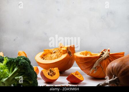 Gehackter Kürbis. Zutaten für das Kochen herbstlicher Gerichte. Stockfoto