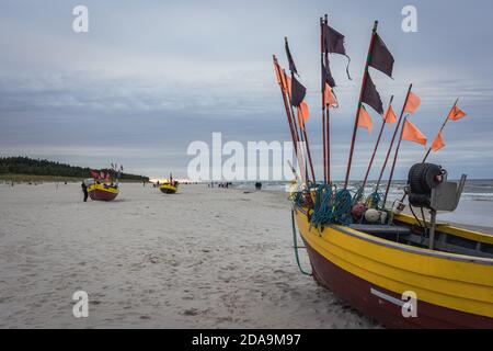 Fischerboote im Dorf Debki im Verwaltungsbezirk Gmina Krokowa, im Kreis Puck, Woiwodschaft Pommern, Nordpolen Stockfoto