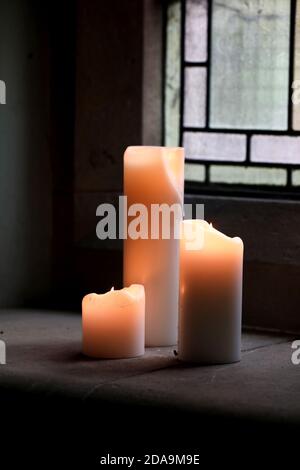 Kerzen in einer alten Kirche in Chichester, West Sussex, Großbritannien. Stockfoto