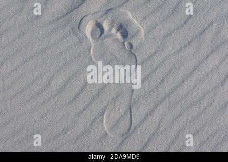 Fußabdruck im Sand am Strand in Debki, Ostseeküste in Polen Stockfoto