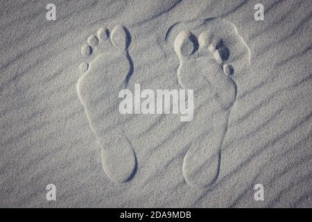 Fußspuren im Sand am Strand in Debki, Ostseeküste in Polen Stockfoto