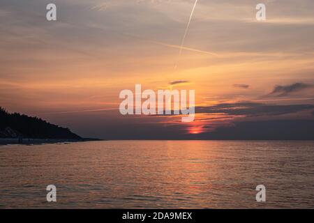 Sonnenuntergang über dem Ostseestrand im Dorf Debki, Gmina Krokowa, in Puck County, Pommersche Woiwodschaft, Nordpolen Stockfoto