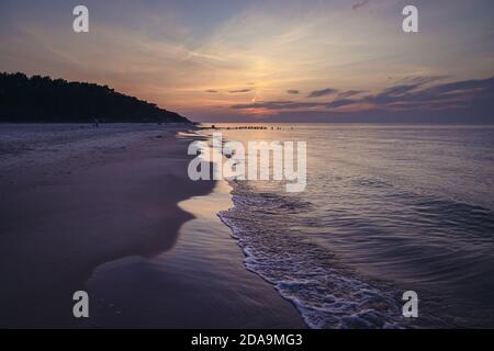 Sonnenuntergang vom Strand aus gesehen in Debki Dorf, Gmina Krokowa, innerhalb Puck County, Pommersche Woiwodschaft, Nordpolen Stockfoto