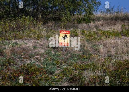 Zecken Warnschild des Mewia Lacha Vogelreservats auf der Insel Sobieszewo, über der Bucht von Danzig, Ostsee und Smiała Wisla, Zweig der Weichsel, Polen Stockfoto