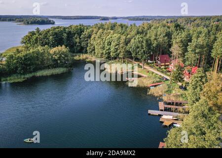 Blick auf den See Narie in der Region der Ilawa-Seenplatte, oberhalb des Dorfes Kretowiny, der Grafschaft Ostroda, der Provinz Warmia und der Provinz Mazury in Polen Stockfoto