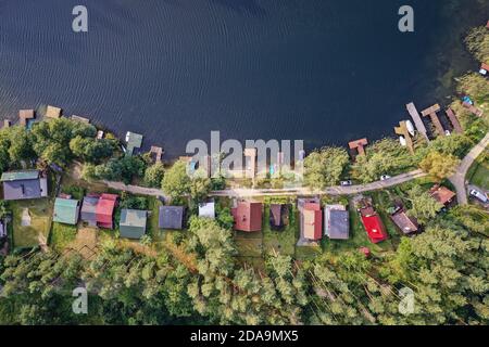 Sommerhäuser am Ufer des Narie Sees in der Region der Ilawa Seenplatte, Blick von Kretowiny Dorf, Warmia und Mazury Provinz von Polen Stockfoto