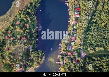 Sommerhäuser am Ufer des Narie Sees in der Region der Ilawa Seenplatte, Blick von Kretowiny Dorf, Warmia und Mazury Provinz von Polen Stockfoto