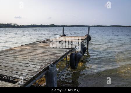 Alte Pier am Narie See in der Region der Ilawa Seenplatte, Blick von Kretowiny Dorf, Ostroda County, Warmia und Mazury Provinz von Polen Stockfoto