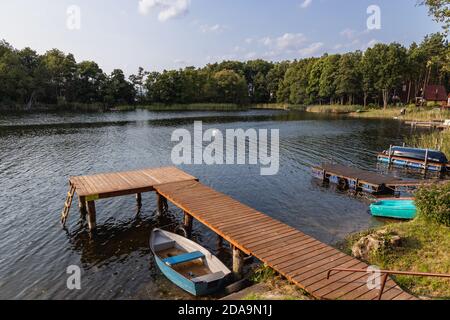 Pier am Narie See in der Region der Ilawa Seenplatte, Blick vom Dorf Kretowiny, der Provinz Ostroda, der Provinz Warmia und der Provinz Mazury in Polen Stockfoto