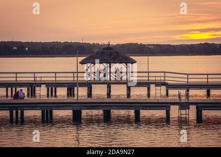 Hölzerner Pier am Narie See in der Region der Ilawa Seenplatte, Blick vom Dorf Kretowiny, Warmia und der Provinz Mazury in Polen Stockfoto