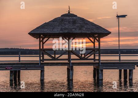 Sonnenuntergang über dem hölzernen Pier am Narie See in der Region der Ilawa Seenplatte, Blick vom Dorf Kretowiny, Warmia und der Provinz Mazury in Polen Stockfoto