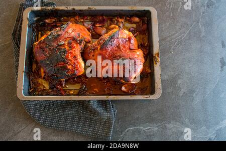 Frisch gegrillte Schweineschulter auf einem Backblech von oben Isoliert auf einem Tisch Stockfoto