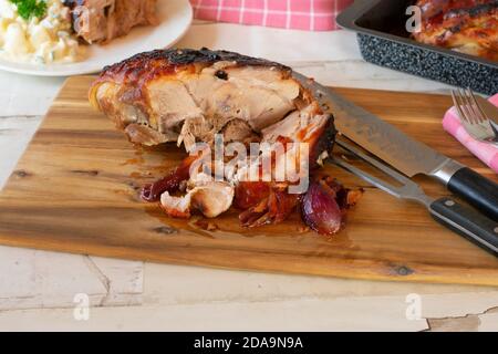 Frisch gebackene Schweinebraten Schulter auf einem Holzschnitt Platine Stockfoto