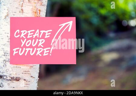 Erstellen Sie Ihr inspirierendes Motivationszitat, das auf Papier auf einem Baum in der Natur geschrieben wurde. Aufbau Ihrer eigenen Richtung, Pfad, Karriere oder Erfolge in Stockfoto