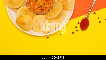 puri bhaji oder poori Masala, aloo sabzi, aloo Curry, frittieren Brot indisches Essen Stockfoto