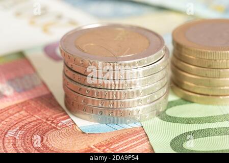 Euro-Banknoten und Münzen Stockfoto