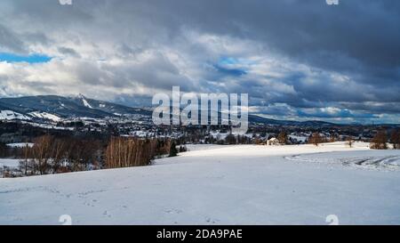 Blick auf die Stadt Liberec mit dem Berg Jested. Stockfoto