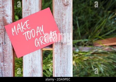 Machen Sie heute große motivierende Zitat auf einem roten Papier auf einem Holzzaun in der Natur geschrieben. Stockfoto