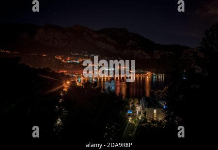 Frühmorgendliches Foto von Turunc, in der Nähe von Marmaris in der Türkei, aufgenommen von der Straße nach Amos und Kumlubuk und zeigt Meer, Lichter, Spiegelungen und Berge Stockfoto