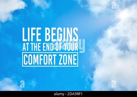 Das Leben beginnt am Ende Ihrer Komfortzone inspirierende Zitat gegen blauen Himmel mit Wolken Hintergrund. Veränderungen vornehmen, sich weiterentwickeln oder persönliche Verbesserungen vornehmen Stockfoto