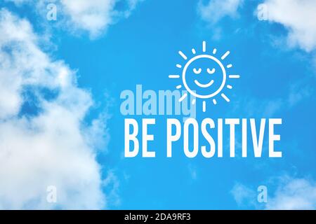 Seien Sie positiv inspirierende oder motivierende Zitat gegen blauen Himmel mit Wolken Hintergrund. Positives Denken und Einstellung Konzept. Stockfoto