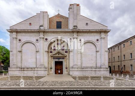 Die Fassade des Malatesta-Tempels, bekannt als Duomo und von 1809 wurde eine Kathedrale mit dem Titel Santa Colomba, Rimini, Italien Stockfoto