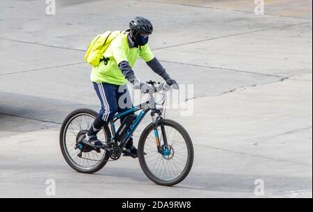 SAMUT PRAKAN, THAILAND, JUNI 30 2020, EIN Mann in reflektierender Kleidung fährt ein Fahrrad Stockfoto