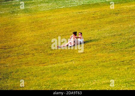 Montreal, Kanada - Juni, 2018: Ein indisches Paar mittleren Alters legt sich und entspannt sich auf dem Rasen im Mount Royal Park in Montreal, Kanada auf einem sonnigen Sommer achtern Stockfoto
