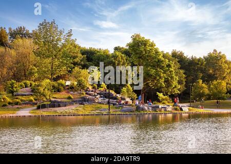 Montreal, Kanada - Juni, 2018: An einem sonnigen Sommernachmittag haben die Menschen Spaß und Entspannung im Mount Royal Park in Montreal, Kanada. Stockfoto