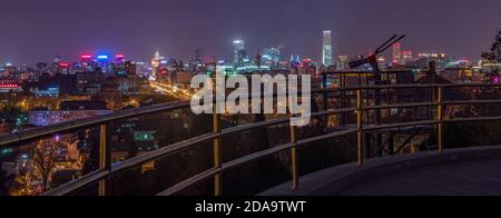 Peking / China - 25. Februar 2015: Panorama-Nachtansicht des zentralen Geschäftsviertels in Peking, Blick vom Jingshan Park Hügel Stockfoto