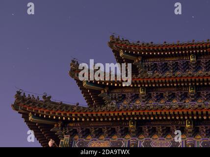 Peking / China - 25. Februar 2015: Nachtansicht des Wanchun Pavillons im Jingshan Park (Prospect Hill) in Peking, China Stockfoto