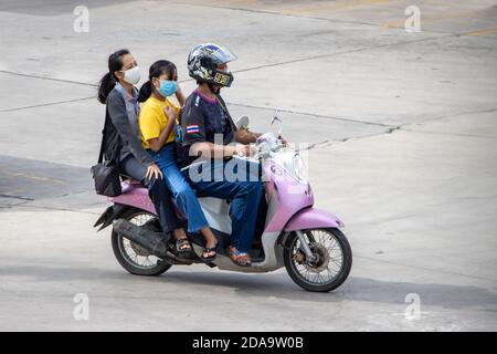 SAMUT PRAKAN, THAILAND, JUNI 30 2020, EINE Gruppe von Menschen fahren auf einem Motorrad Stockfoto