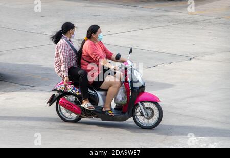 SAMUT PRAKAN, THAILAND, JUNI 30 2020, zwei Frauen fahren auf dem Motorrad auf der Straße. Stockfoto