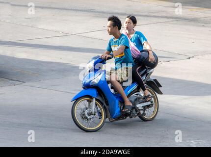 SAMUT PRAKAN, THAILAND, JUNI 30 2020, das Paar fährt auf dem Motorrad auf der Straße. Stockfoto