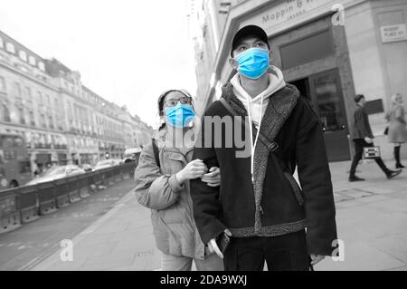 London, England, Großbritannien. Junge asiatische Paare, die während der COVID-Pandemie im West End einkaufen, November 2020 Stockfoto