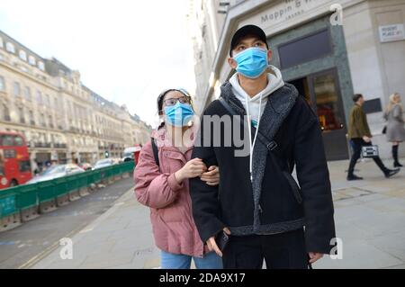 London, England, Großbritannien. Junge asiatische Paare, die während der COVID-Pandemie im West End einkaufen, November 2020 Stockfoto