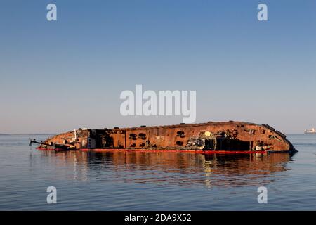 Ein versunkenes Schiff liegt an der Küste. Ein Öltanker sank vor der Küste. Stockfoto
