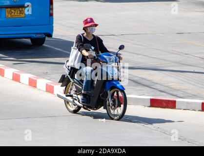 SAMUT PRAKAN, THAILAND, JULI 29 2020, Frau mit Gesichtsmaske fährt ein Motorrad Stockfoto