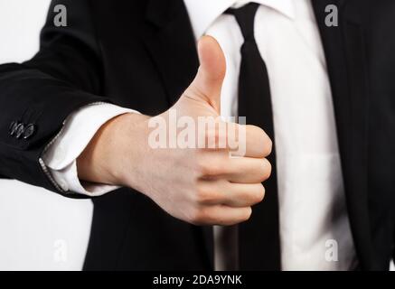 Geschäftsmann hob den Daumen hoch, zeigt, dass alles in Ordnung ist Stockfoto